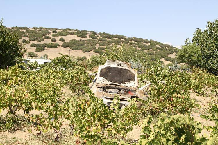 Konya plakalı otomobil tarlaya devrildi! Aynı aileden 5 kişi yaralandı 5